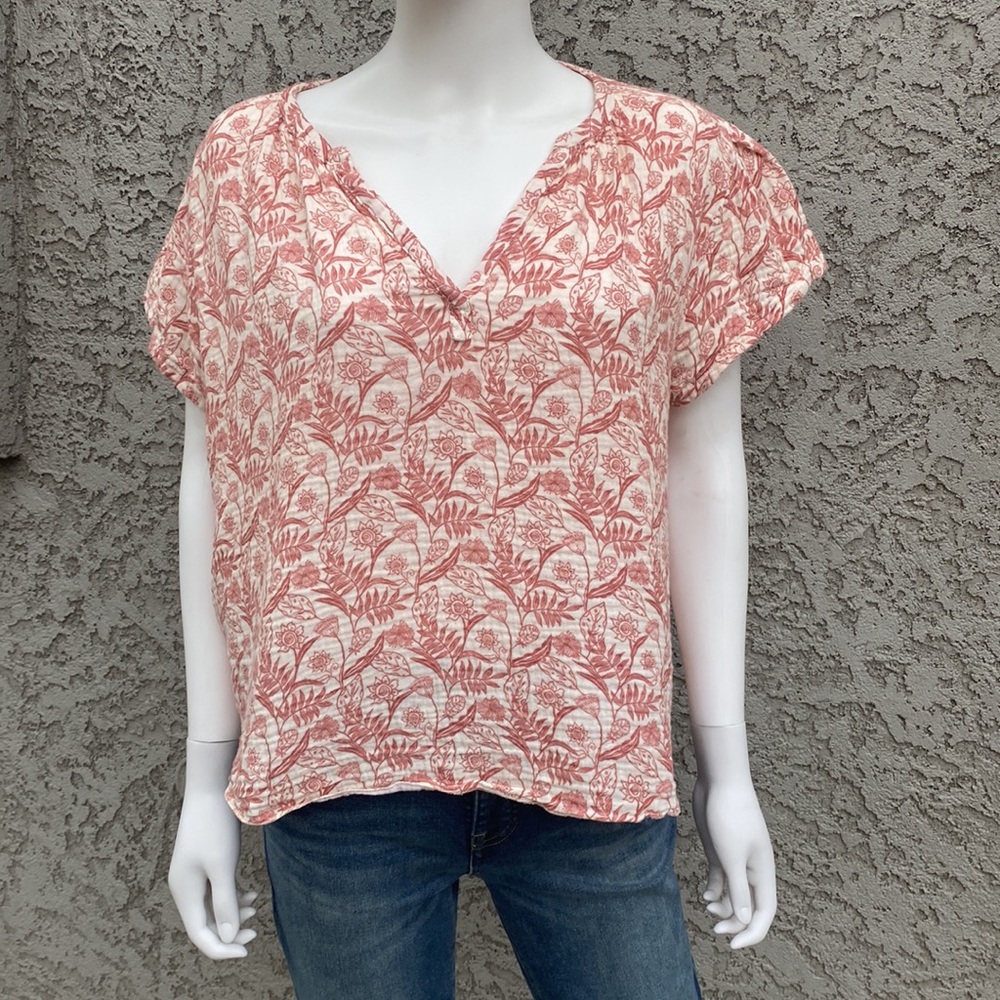 HEROES & DREAMERS Floral Print Short Sleeved Split Neck Top